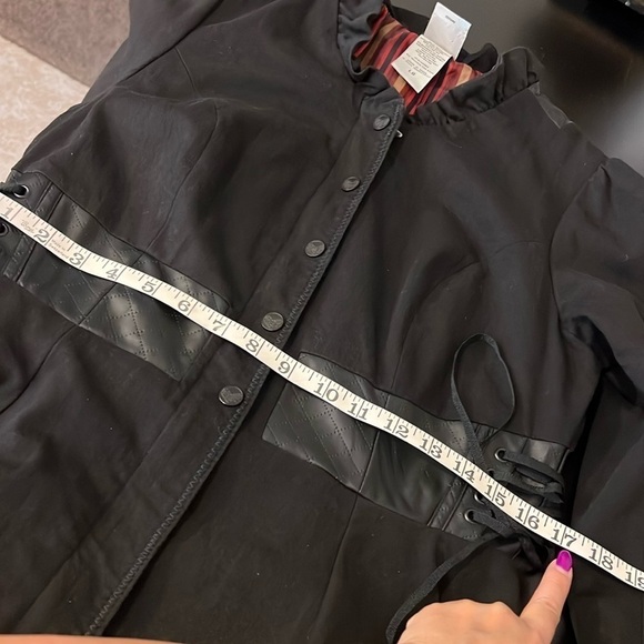 Disney Alice Through The Looking Glass Red Queen Trench Coat Hot Topic Size LG - Picture 8 of 16